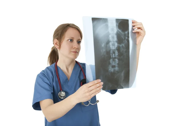 Jovem enfermeira que estuda raios-X — Fotografia de Stock