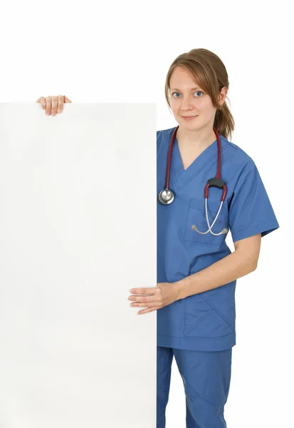 Asistentă medicală prietenoasă care ține banner gol — Fotografie, imagine de stoc
