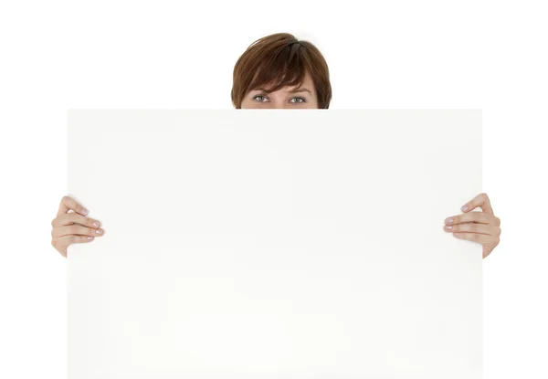 Ojos sonrientes detrás de un anuncio de banner en blanco — Foto de Stock