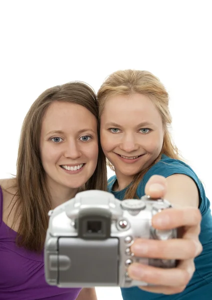 Две симпатичные девушки позируют перед камерой — стоковое фото