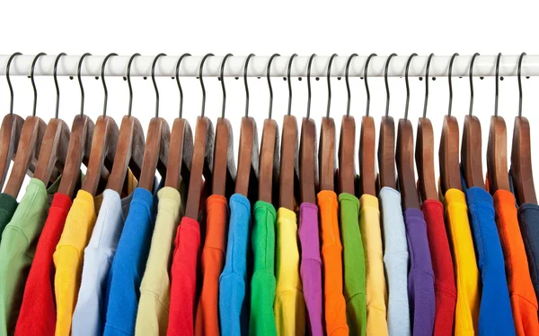 Veelkleurige kleren op houten hangers — Stockfoto