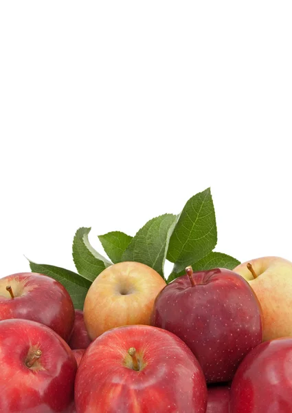 Mängd äpplen med blad isolerade — Stockfoto