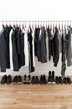 siyah-beyaz elbiseler ve ayakkabılar
