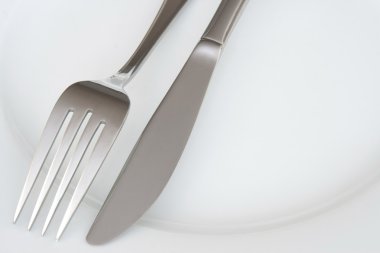 tatlı çatal ve bıçak bir plaka üzerinde
