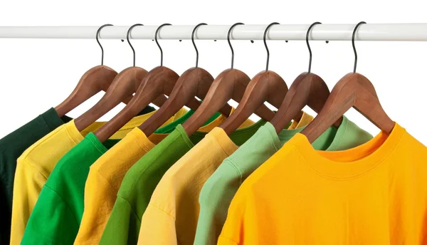 Escolha de camisas casuais verdes e amarelas — Fotografia de Stock