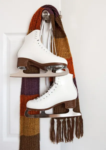 Figure skates and colourful scarf — Stock Photo, Image