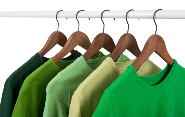 Camisas casuais em cabides, diferentes tons de verde — Fotografia de Stock