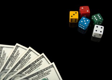 renkli dices ve siyah arka plan üzerinde para