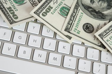 bilgisayar klavye üzerinde yüz dolar faturaları