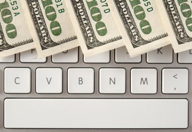 yüz dolar faturaları bilgisayar klavye ile yer