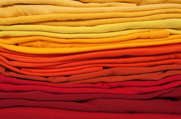 Ropa doblada roja, naranja y amarilla — Foto de Stock