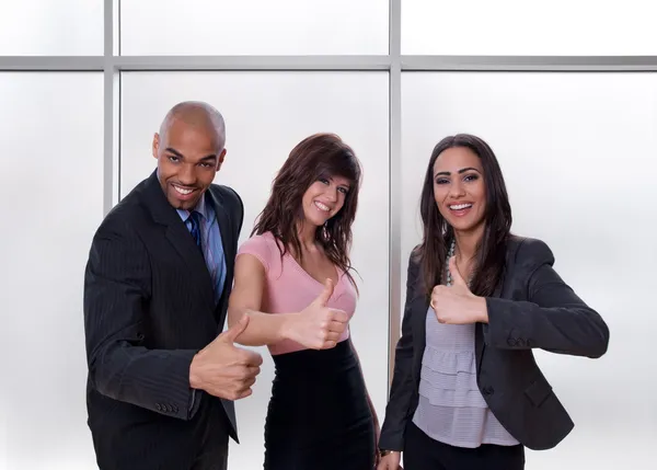 Багатоетнічна бізнес команда показує великі пальці вгору — стокове фото