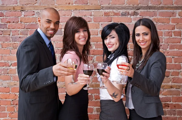 Sonriendo joven con copas de vino —  Fotos de Stock