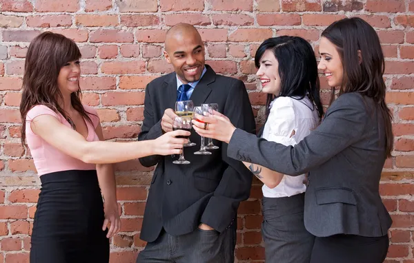 Jongeren drinken van wijn en plezier — Stockfoto