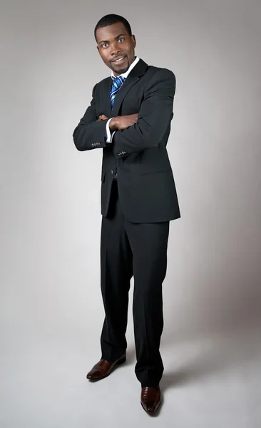 Hombre de negocios afroamericano con los brazos cruzados —  Fotos de Stock