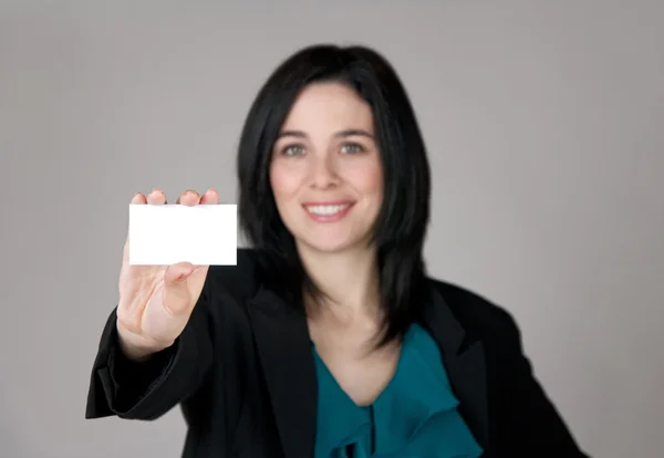 Mujer sonriente mostrando una tarjeta de visita — Foto de Stock