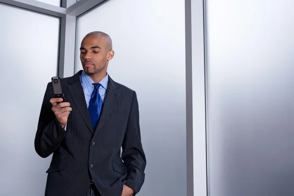 Affärsman slå ett nummer på sin mobiltelefon — Stockfoto