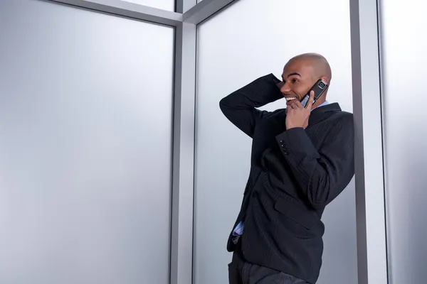 Uttrycksfulla affärsman talar i sin mobiltelefon — Stockfoto