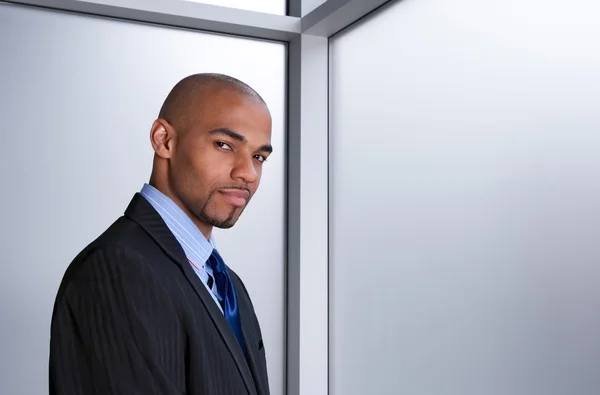 Joven hombre de negocios junto a una ventana — Foto de Stock