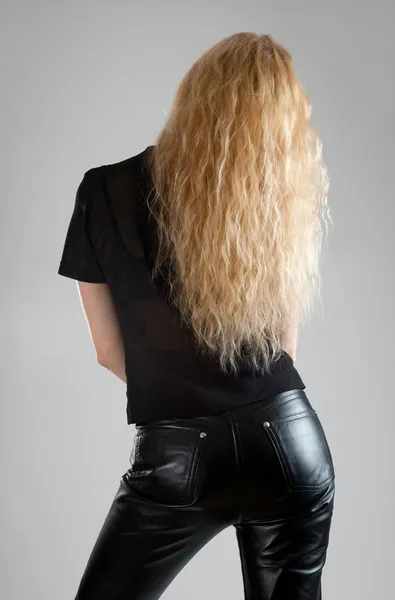 Mädchen mit schönen langen Haaren — Stockfoto