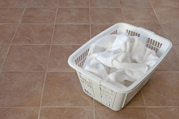 Witte towels handdoeken in een wasmand — Stockfoto