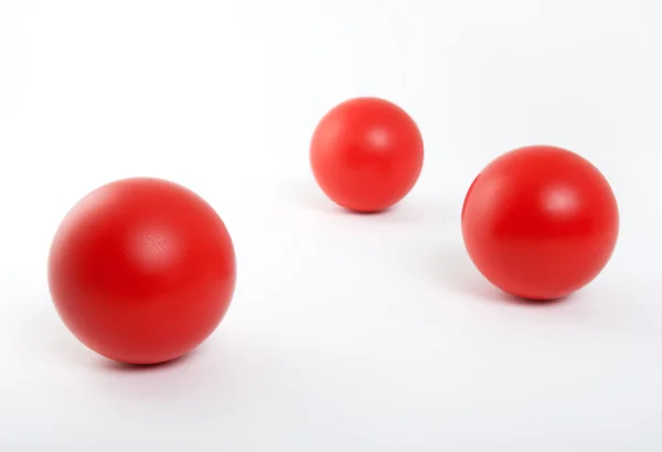 Punaiset pallot valkoisella taustalla — kuvapankkivalokuva