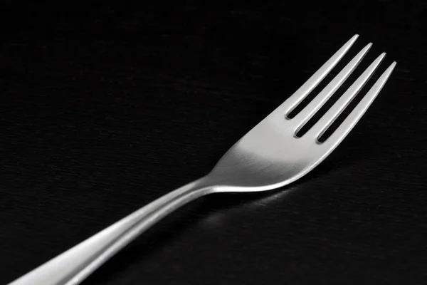 Zilveren vork op zwarte achtergrond — Stockfoto