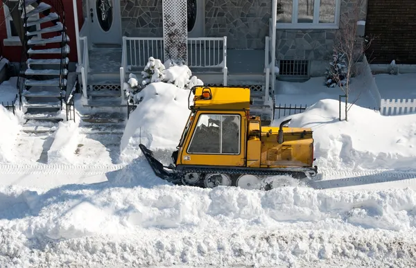 Spazzaneve giallo che rimuove la neve in città — Foto Stock