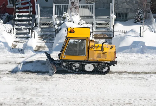 Staden gatan ren från snö av en Snöplog — Stockfoto