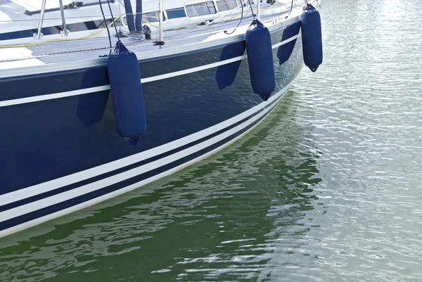 Azul barco a motor en aguas tranquilas —  Fotos de Stock