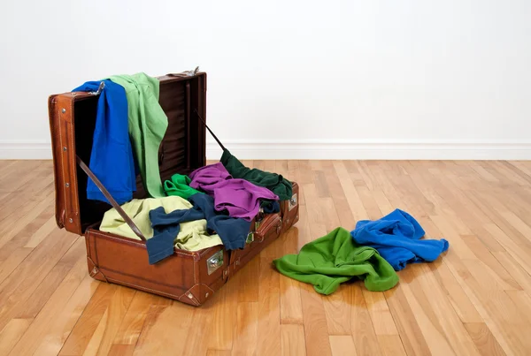 Valise en cuir pleine de vêtements colorés — Photo