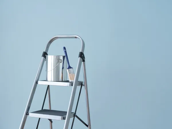 Mejora del hogar. Preparación para pintar la pared . — Foto de Stock