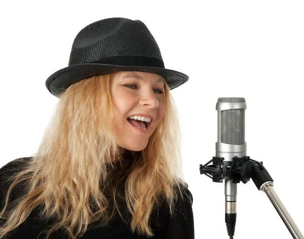 Певица в черной шляпе поет с микрофоном — стоковое фото