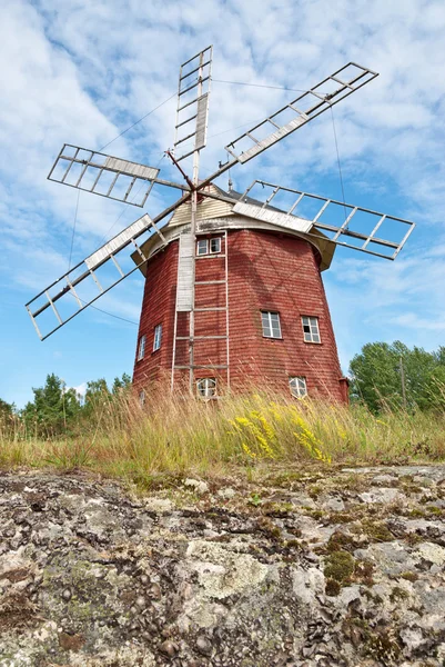 Starý dřevěný větrný mlýn ve Švédsku — Stock fotografie