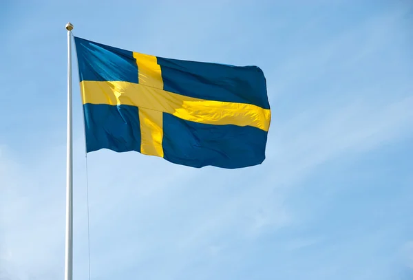 青空にスウェーデンの旗 — ストック写真