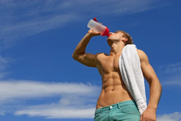 Ajuste o jovem bebendo água — Fotografia de Stock