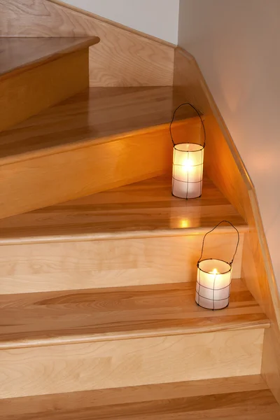 Lanternes décorant escalier en bois — Photo