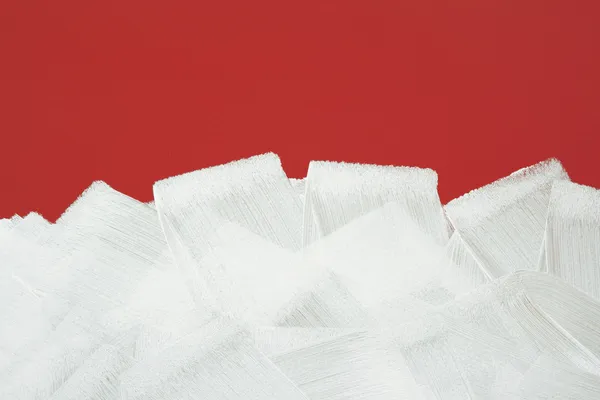 Parede vermelha pintada em branco com rolo de pintura — Fotografia de Stock