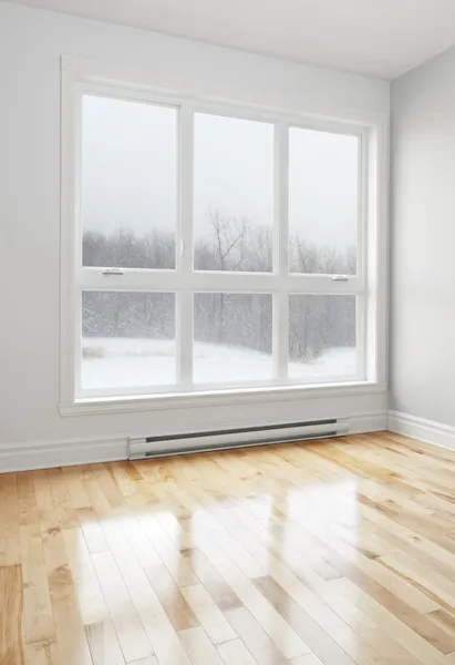Habitación vacía y paisaje invernal visto a través de la ventana Imagen de stock