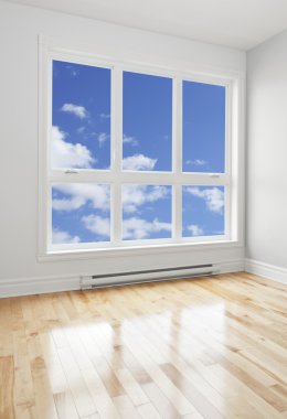 boş oda ve mavi gökyüzü pencereden gördüm