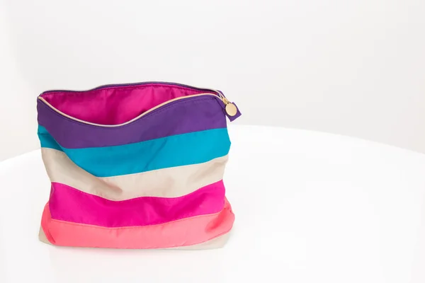 Полосатая косметическая сумка — стоковое фото