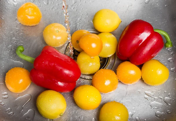 Tvätta ljusa frukter och grönsaker — Stockfoto