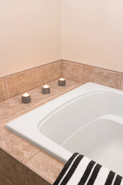 Bagno decorato con luci a candela — Foto Stock