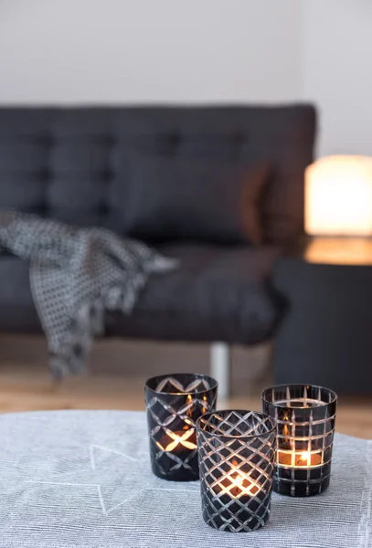 Teelichter dekorieren Wohnzimmer mit grauem Sofa — Stockfoto