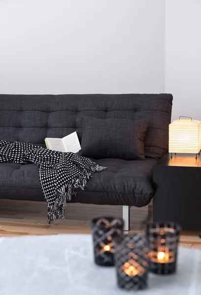 Sofá cinza e luzes aconchegantes na sala de estar — Fotografia de Stock