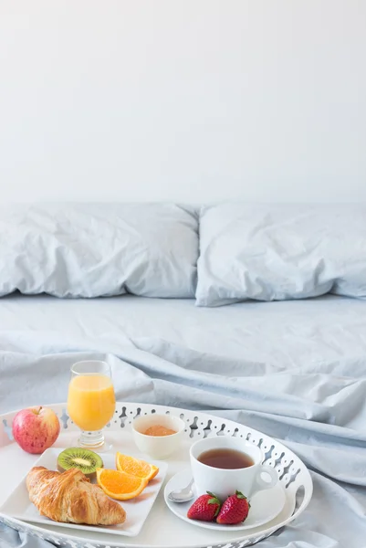Hälsosam frukost på sängen — Stockfoto