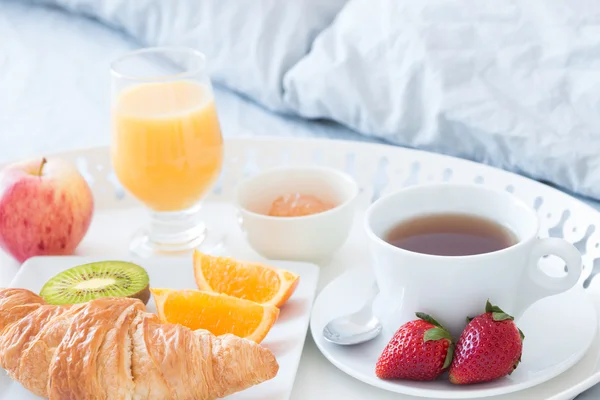 躺在床上的美味早餐 — 图库照片