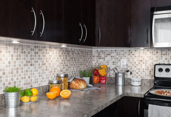 Moderne keuken met voedingsmiddelen en nieuwe voedselingrediënten op countertop — Stockfoto