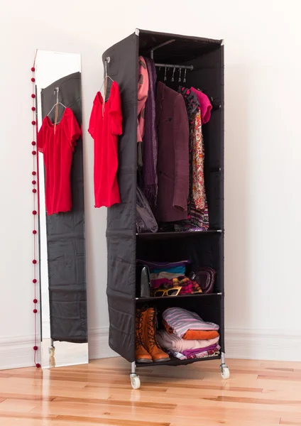 Kleren organizer met kleding en accessoires — Stockfoto