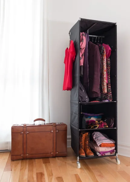 革スーツケースとモバイルのワードローブの服 — ストック写真